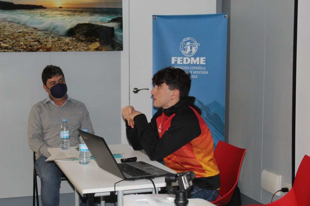 un joven componente de la selección española paralímpica de escalada cuenta a los asistentes  cómo ha sido su trayectoria personal en esta especialidad deportiva