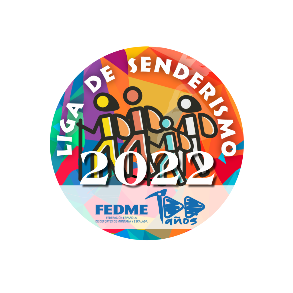 Logo de la Liga de Senderismo FEDME 2022: composición circular a color, con texto “Liga de Senderismo” orlando los dos tercios superiores, texto “2022” en la parte central baja, y “logotipo del Centenario” situada en el tercio inferior. Como motivo aparecen cuatro figuras, con atavíos y posición de senderista, dos adultos y dos niños. Composición  multicolor de fondo.
