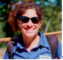 Fotografía a color de Maya Karkour, en primer plano.