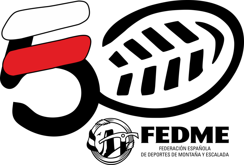 Logotipo del cincuentenario del senderismo federativo. Composición gráfica a color. Utilizando una representación esquemática de un huella el talón se utiliza para representar el número cinco en negro, al que se añade un trazo paralelo al superior; el superior es una banda blanca y el inferior es roja, en coincidencia con la señal de continuidad de un GR®; la parte de delantera simula el cero.Bajo el logotipo de la FEDME.