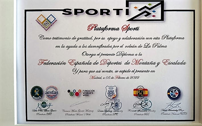 Diferentes imágenes en las que se muestran fotografías del impacto del volcán , de las entidades y personas participantes en la acción.