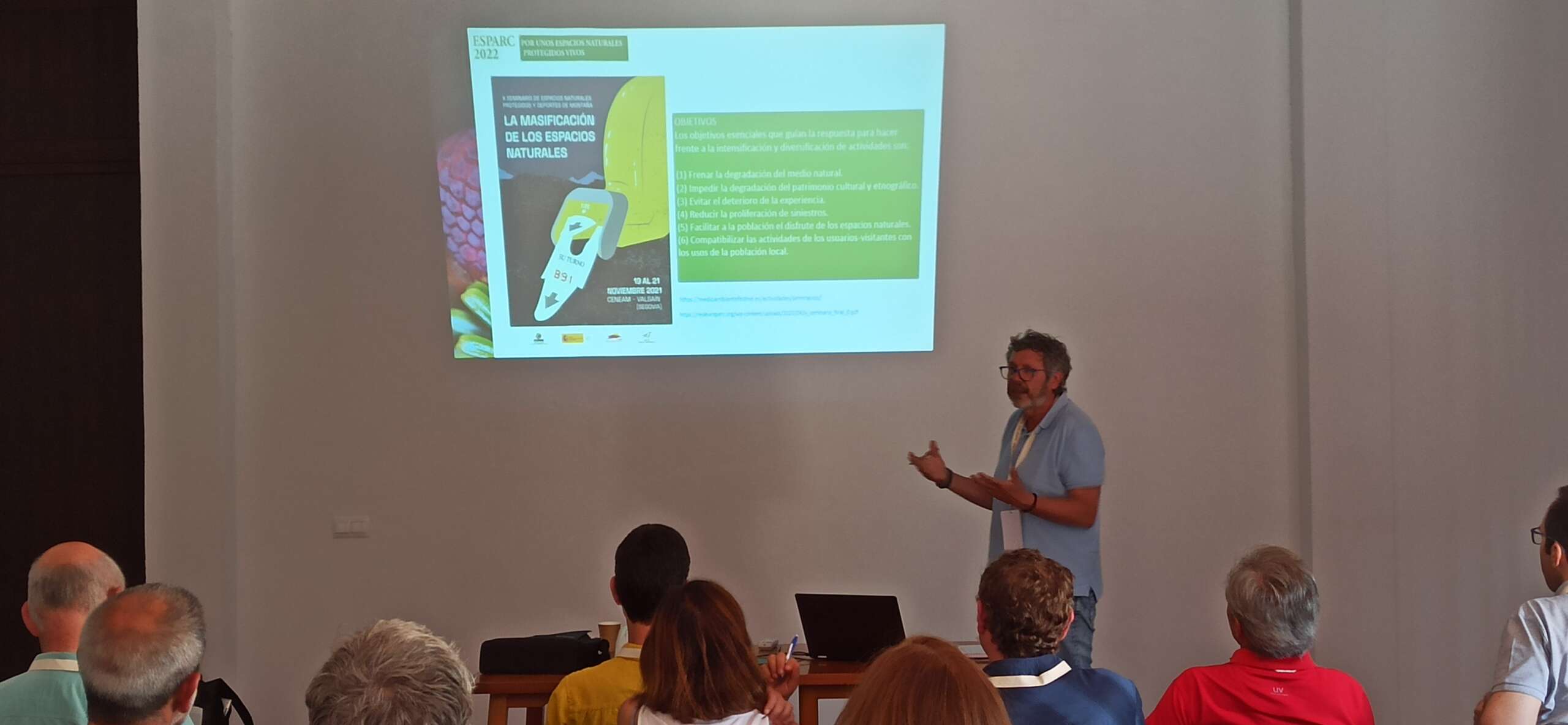 FOTO1Antonio Joaquín Sánchez, responsable del área de Medio Ambiente, dando a conocer el documento del X seminario de Espacios Naturales Protegidos y Deportes de Montaña