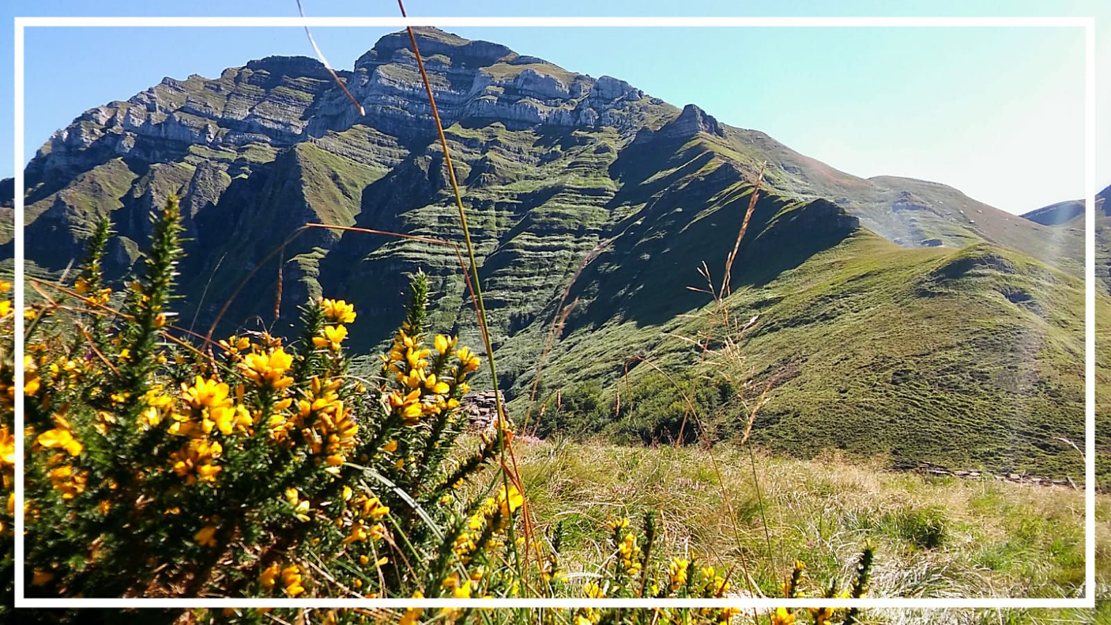 Descripción de la foto de portada: Panoramica de la cima Castro Valnera, donde se situará la línea de llegada del kilómetro vertical