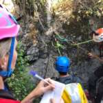 Descripción de la foto de portada: una arbritra tomando notas durante uno de los momentos del curso de arbitro de competiciones en barranco