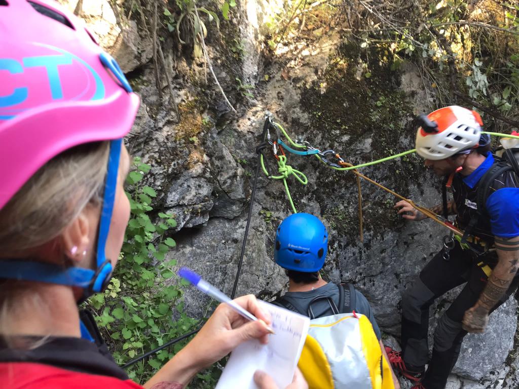 Descripción de la foto de portada: una arbritra tomando notas durante uno de los momentos del curso de arbitro de competiciones en barranco