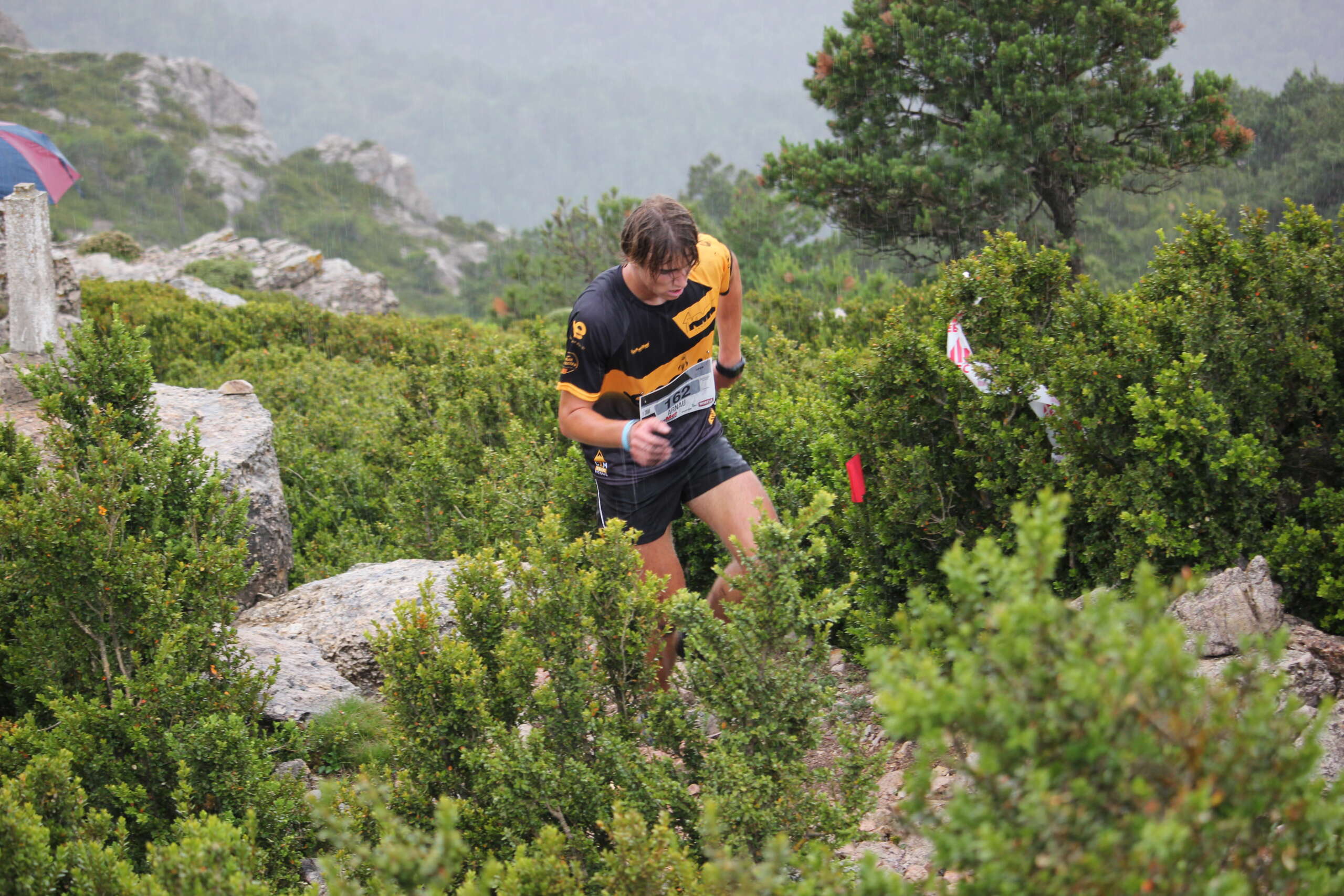 Descripción de la foto de portada: corredor en un momento de la prueba ascendiendo el kilómetro vertical