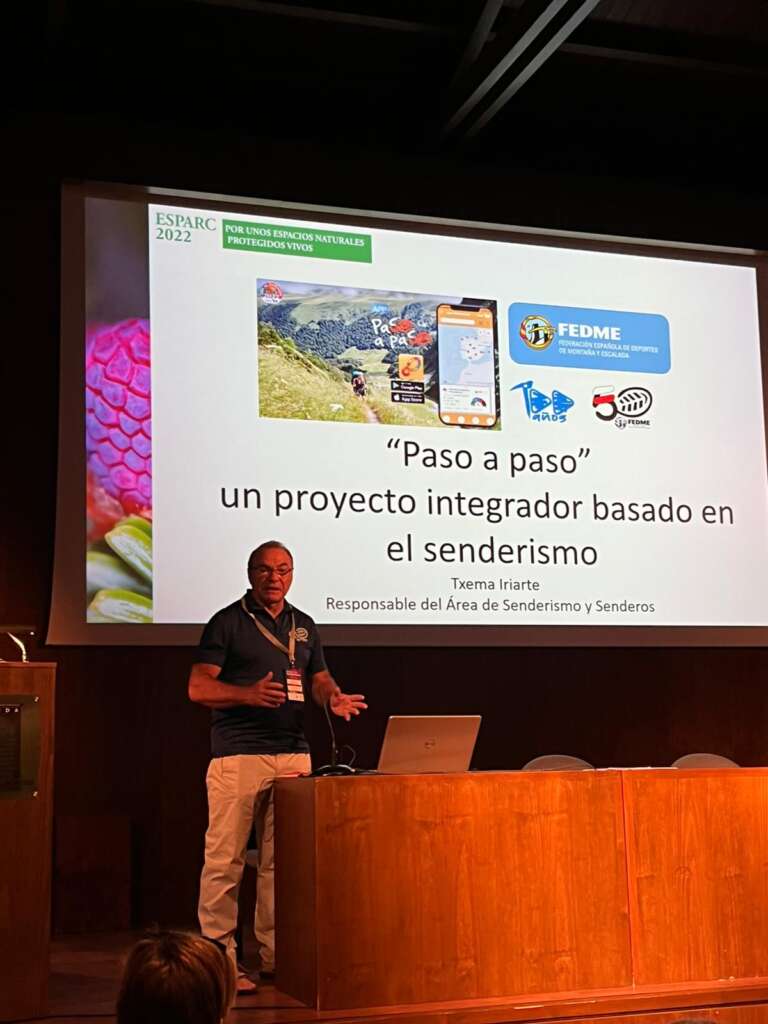 FOTO2 Txema Iriarte, responsable del área de senderos y senderismo explicando la App "Paso a paso"