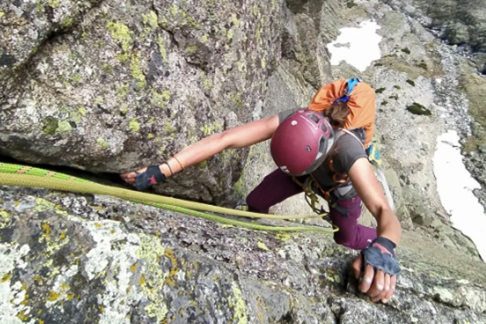 Descripción de la foto de portada: Escaladora del Equipo Femenino de Alpinismo en un momento del ascenso por pared de roca en Galayos