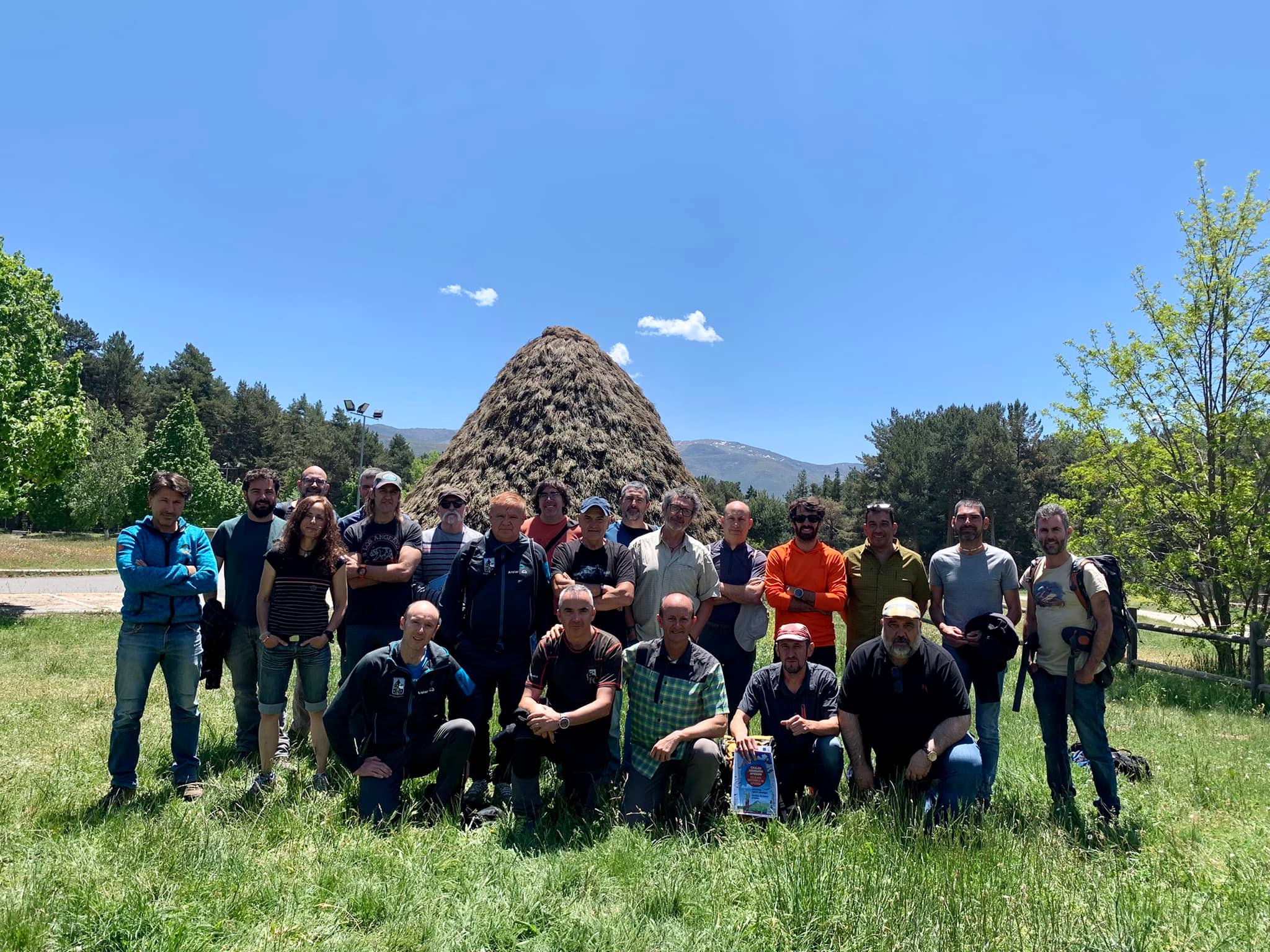 Foto de portada: Fotografía de grupo en el exterior de la Casa del Parque