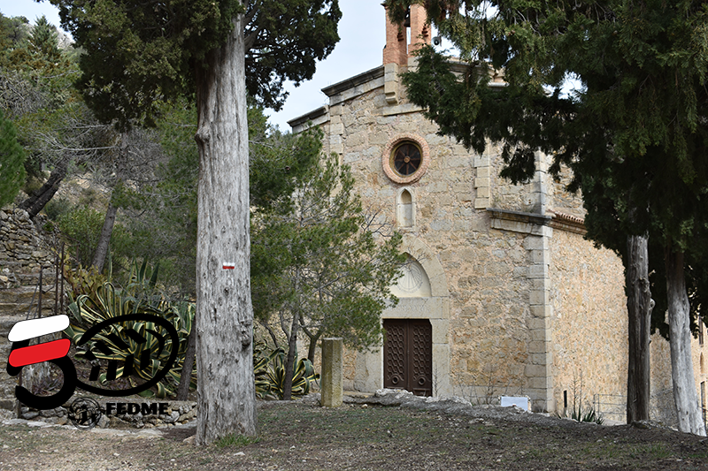 Descripción imagen de portada Fotografía en color del entorno de la ermita de San Blai (Tivissa-Tarragona); en un plano adelantado ciprés en cuyo tronco se ubica una marca de continuidad de GR®; en al fondo, fachada occidental de la ermita. En la parte inferior izquierda: Logotipo del cincuentenario del senderismo federativo. Composición gráfica a color. Utilizando una representación esquemática de un huella el talón se utiliza para representar el número cinco en negro, al que se añade un trazo paralelo al superior; el superior es una banda blanca y el inferior es roja, en coincidencia con la señal de continuidad de un GR®; la parte de delantera simula el cero. Bajo el logotipo de la FEDME.