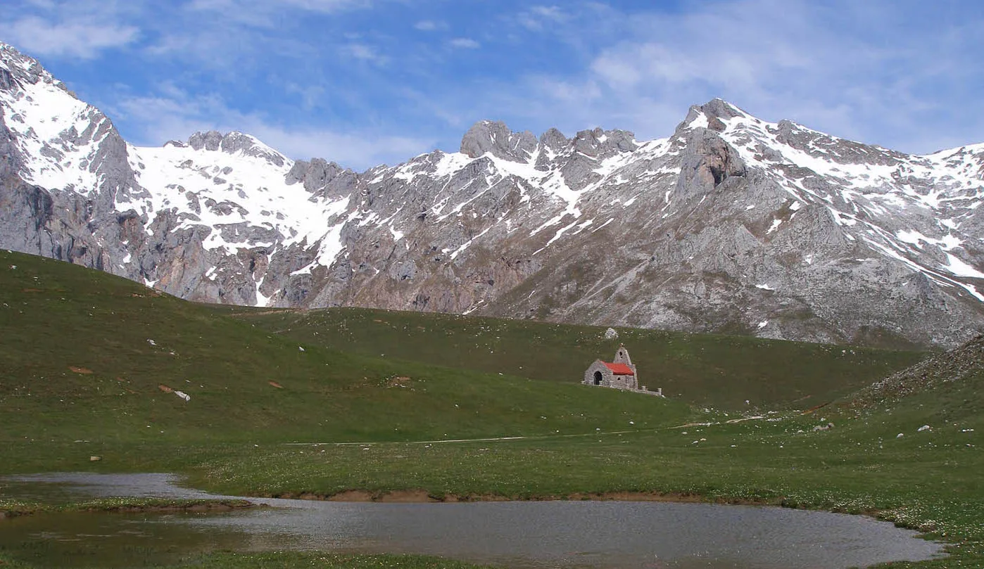 Descripción de la foto de portada: La foto está tomada en los puertos de Aliva (Cantabria). Aparecen en la parte baja el meandro de un río, detrás una majada con la ermita de Nuestra Señora de la Salud y al fondo la sierra de Juan de la Cuadra, Macizo Central de Picos de Europa.