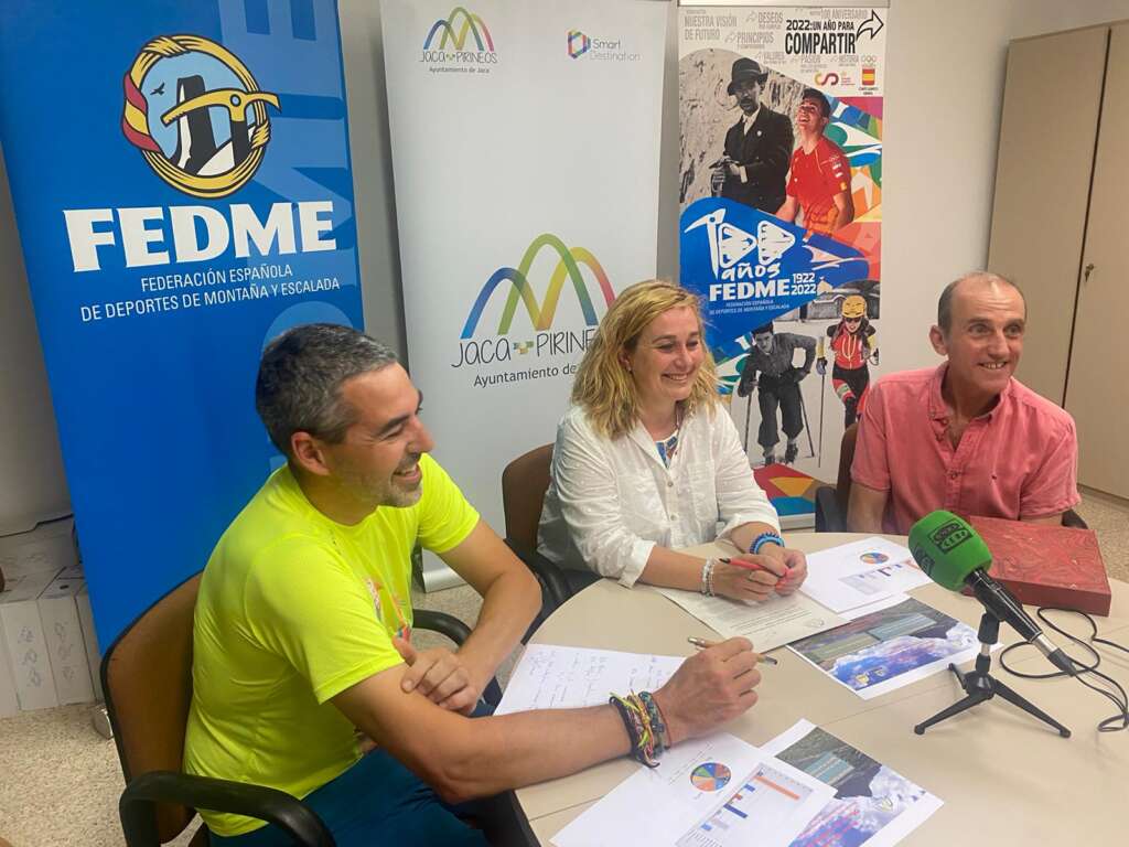 [Descripción de imagen que acompaña: De izquierda a derecha y delante de los carteles con el logo de la FEDME, el Ayuntamiento de Jaca y el centenario FEDME aparecen el responsable de la Oficina, Iñigo Ayllón, la concejala del Ayuntamiento de Jaca, Olvido Moratinos, y el presidente de FEDME, Alberto Ayora durante la rueda de prensa celebrada ayer 18 de julio de 2022]