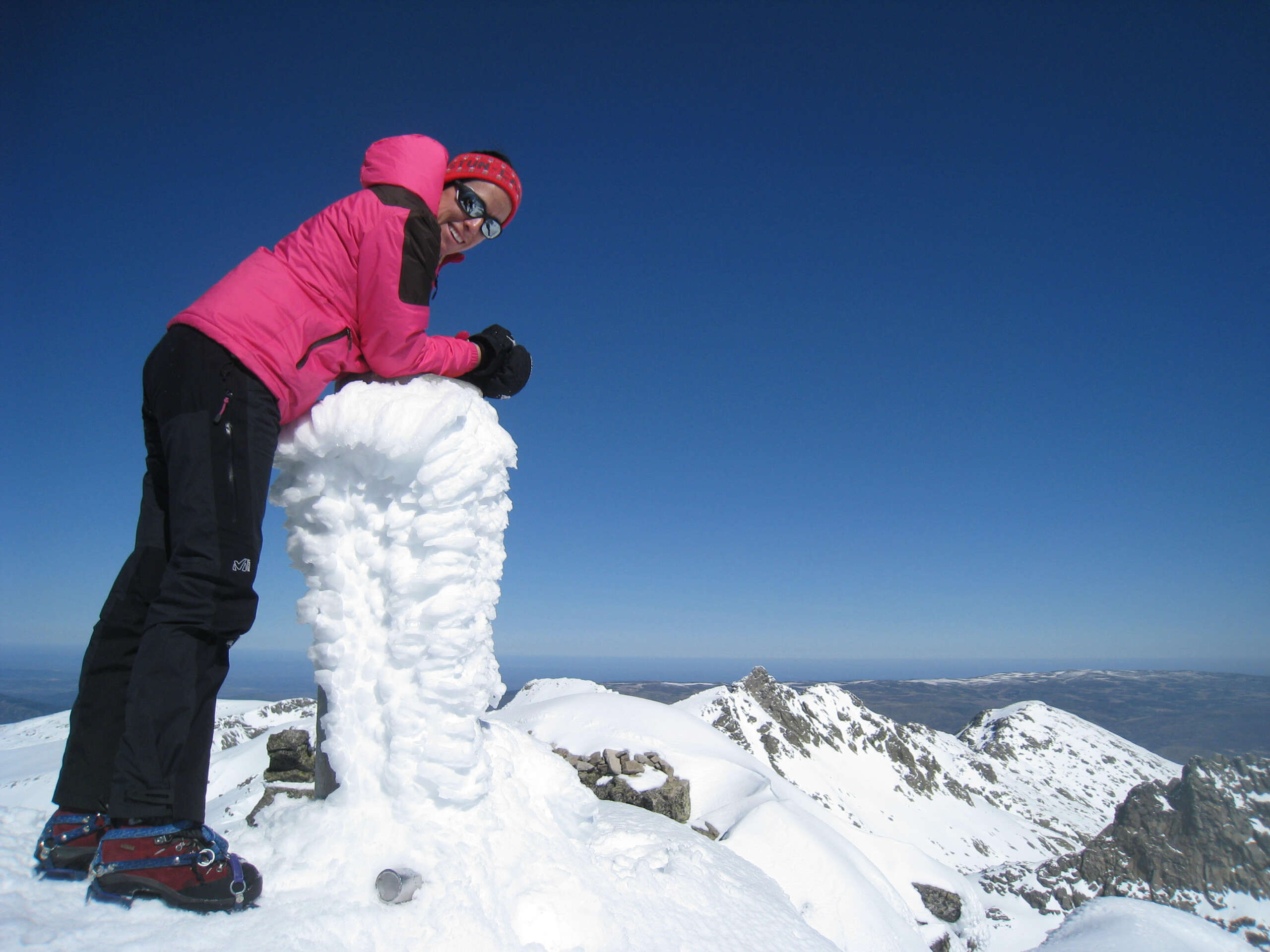 Descripción de la foto de portada: Foto invernal en la cumbre del pico Almanzor en la Sierra de Gredos. Lara aparece a la izquierda, muy sonriente apoyada en la cumbre nevada. Viste indumentaria de invierno incluidos guantes y crampones. Al fondo otras cumbres nevadas.