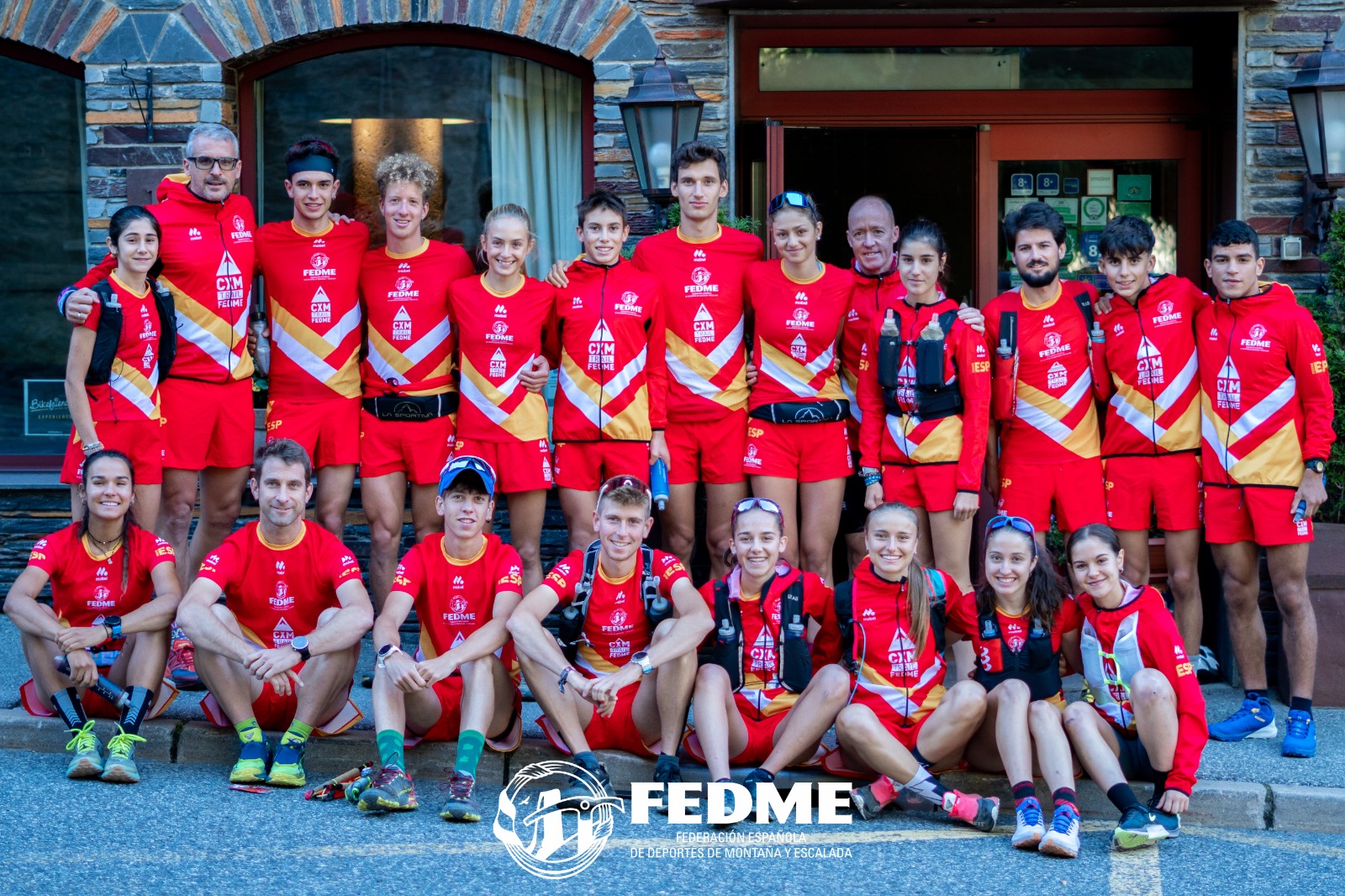 Equipo juvenil de carreras por montaña