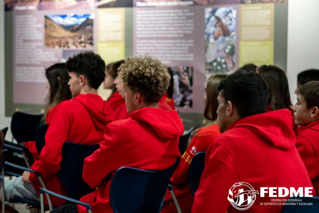 Equipo juvenil de carreras por montaña en una clase de formación