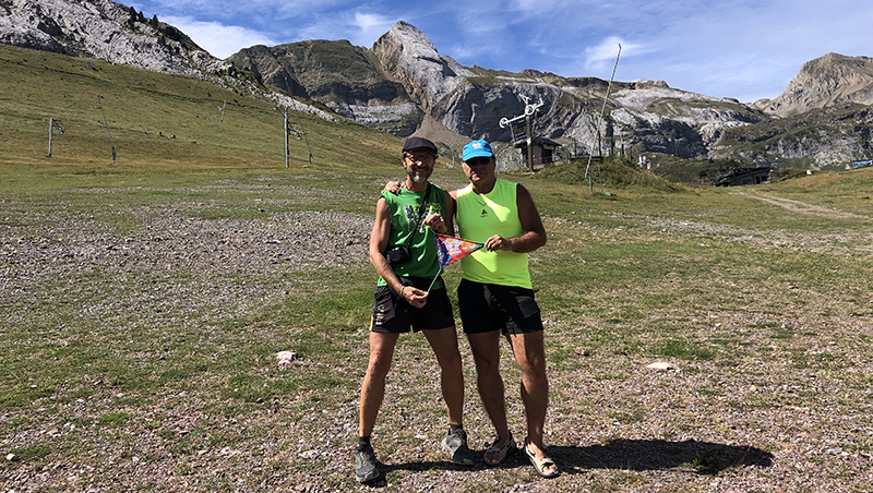 Fotografía de Portada: Manuel Calderón a la izquierda y Txema Iriarte a la derecha sujetan el banderín del Centenario FEDME en Candanchú. Detrás de ellos el tubo de la zapatilla