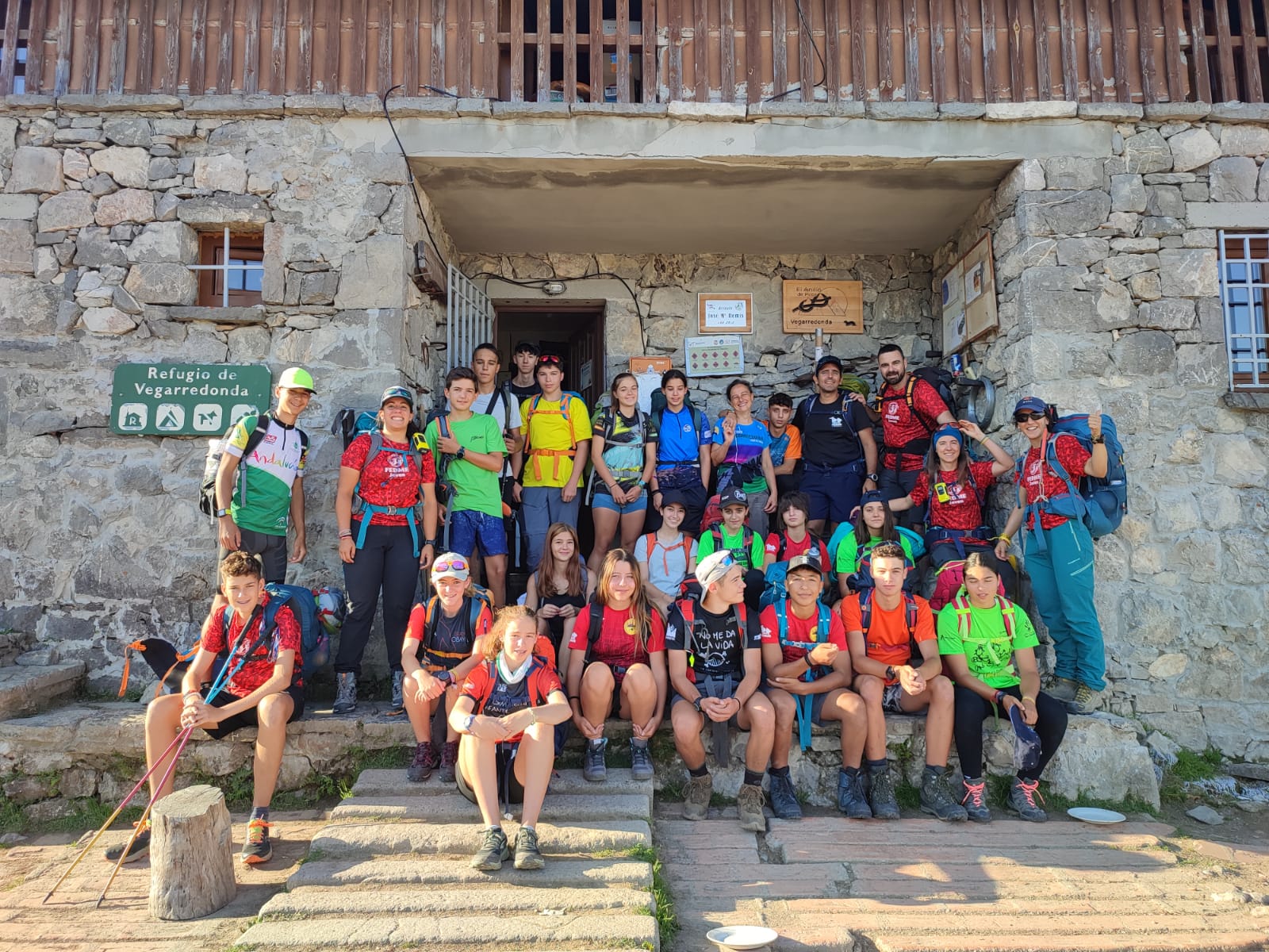Grupo de jóvenes en el refugio de Vegarredonda