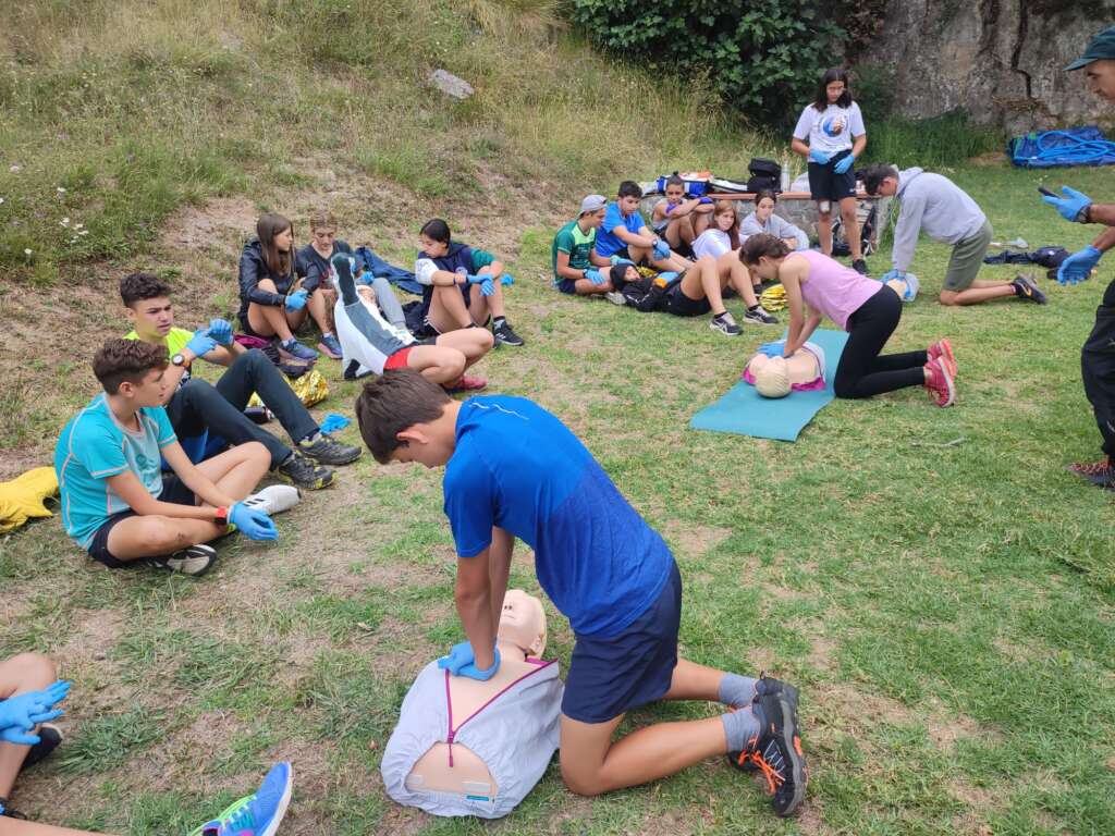 Niño haciendo RCP a un muñeco de reanimación