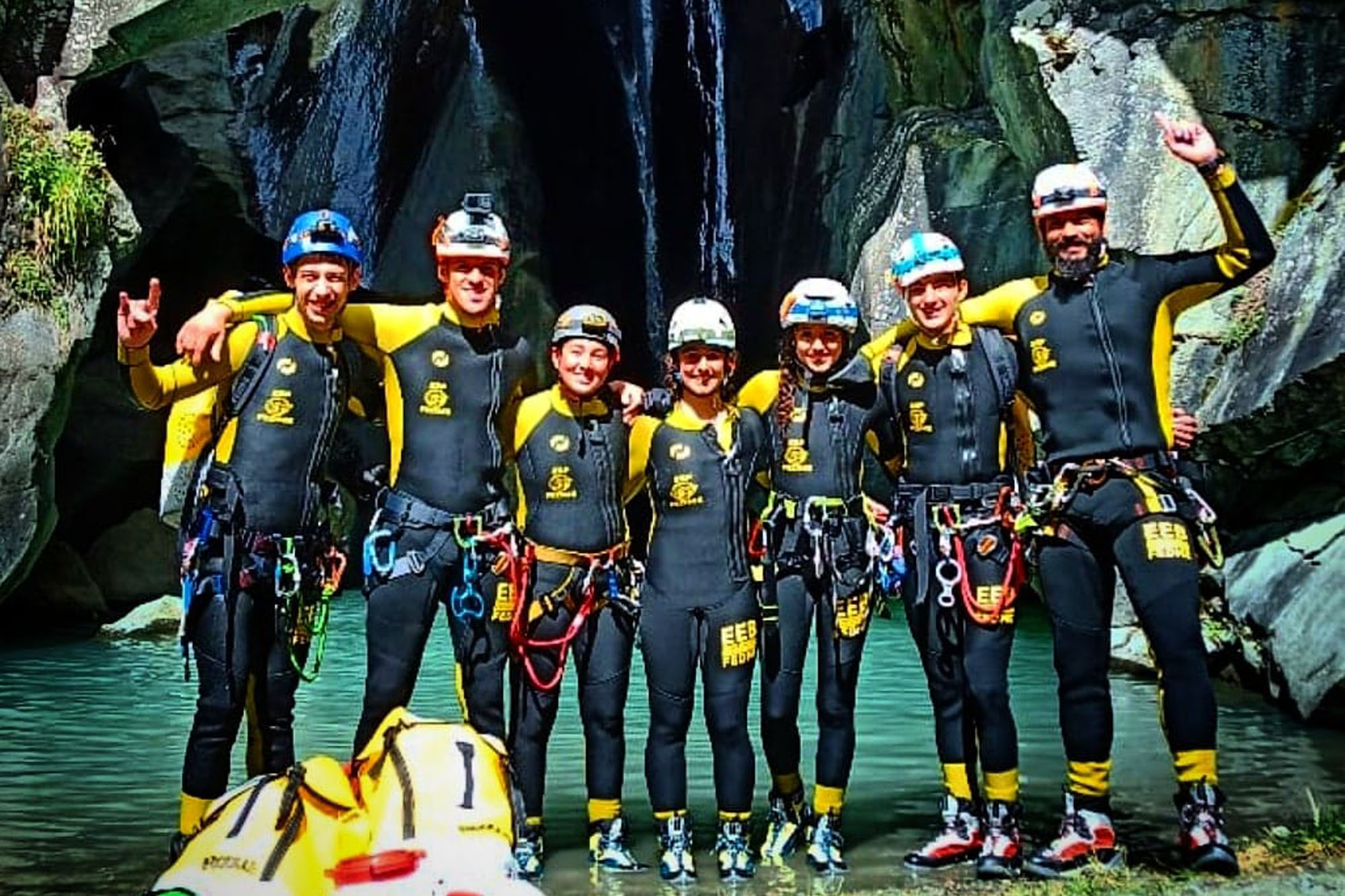 Descripción fotografía portada: fotografía de grupo del Equipo Español de Barranquismo