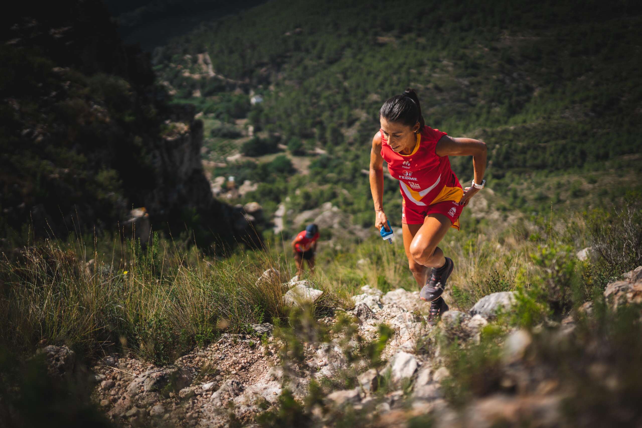 Descripción fotografía portada: Gemma Areanas durante un momento de entrenamineto durante la concentración de la selección española de carreras por montaña