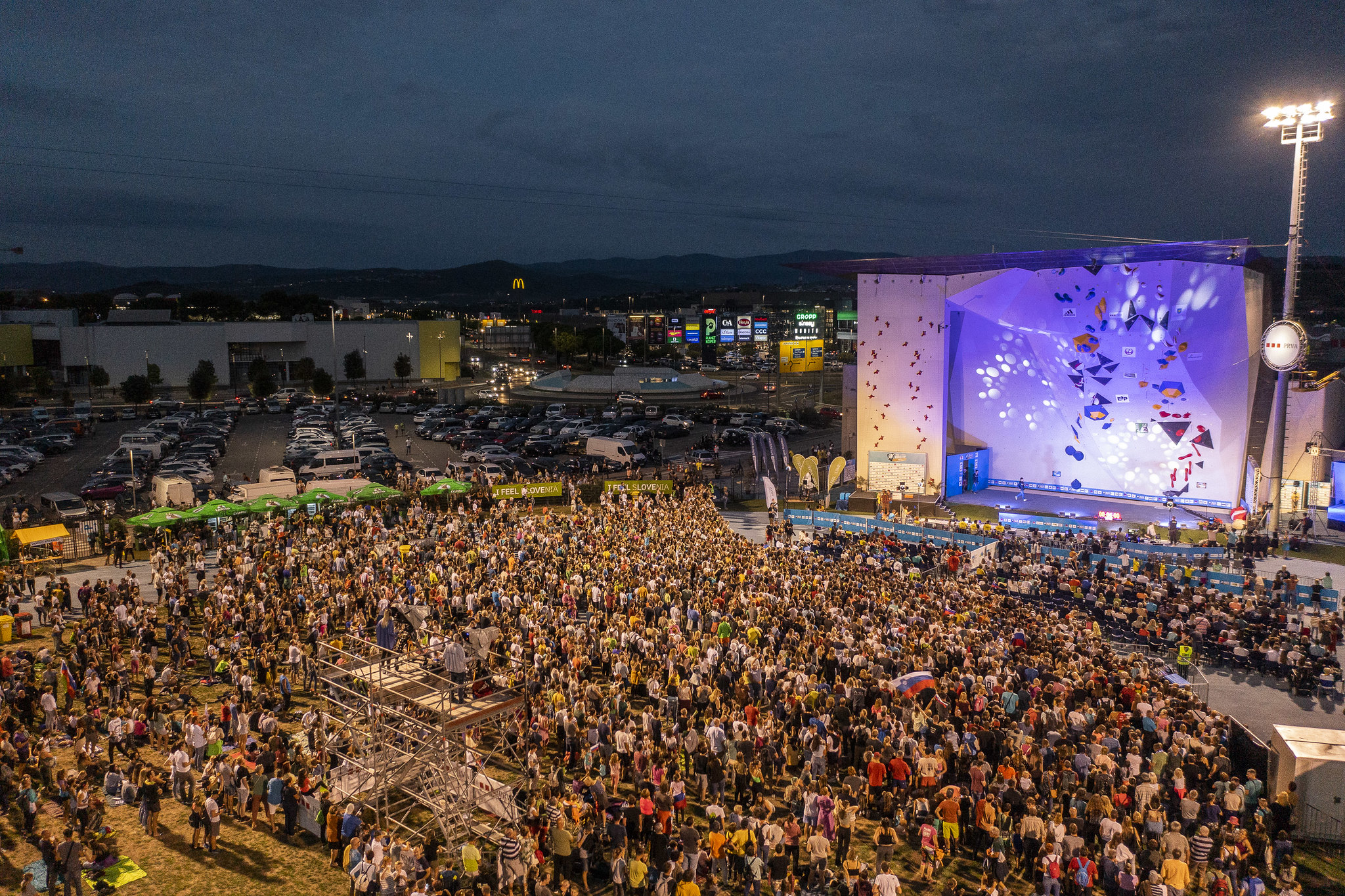 Descripción fotografía de Portada: Vista aérea general del publico siguiendo la competición.