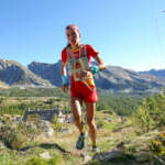 Chica corriendo por montaña.