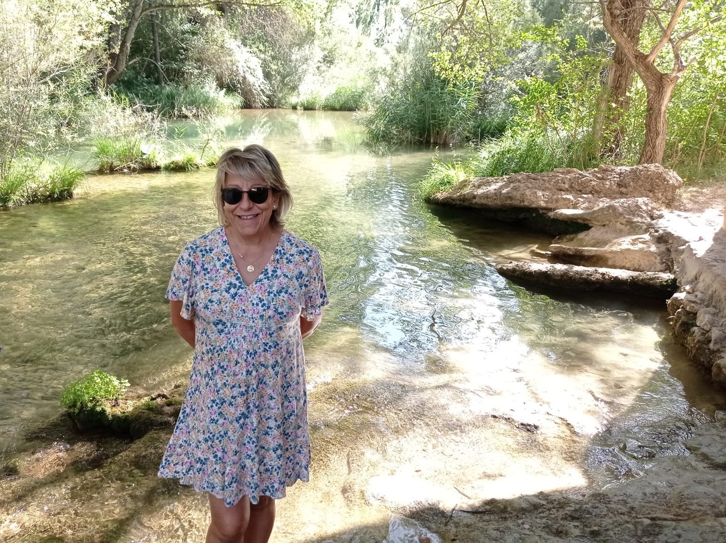 Descripción de la foto de portada: La foto está tomada en el serrano río Escabas de la provincia de Cuenca, afluente del río Guadiela que a su vez lo es del Tajo. Amelia disfruta de un momento de relax, tras una ruta de senderismo, en la orilla del río y bajo un denso bosque de ribera.