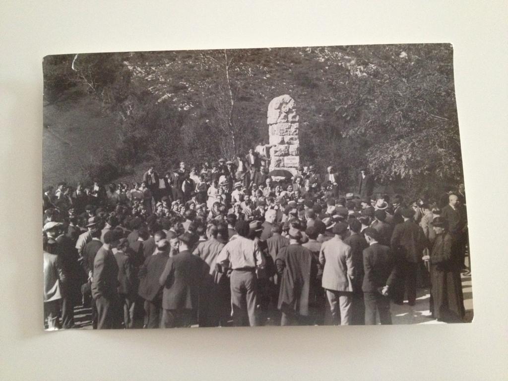 Descripción de foto 1 Toma en blanco y negro que del momento de la inauguración del monolito en el Pozo de la Oración en Poo de Cabrales en 1933, a la que acude un numeroso grupo de personas ataviados según la moda del momento.