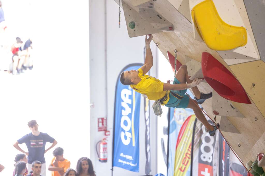 fotografía: Franceso Bosco en un momento de la competición ascendiendo la via de las finales