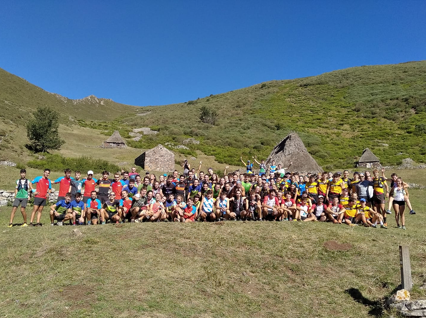 Descripción de foto Portada: fotografía de grupo de jovenes participantes en el encuentro Intercentros