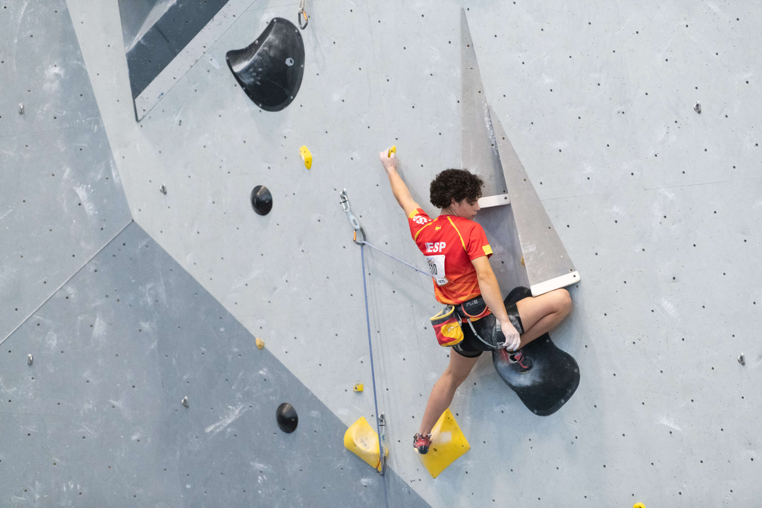 Descripción fotografía portada: La escaladora española Julia Benach en plena competición deportiva