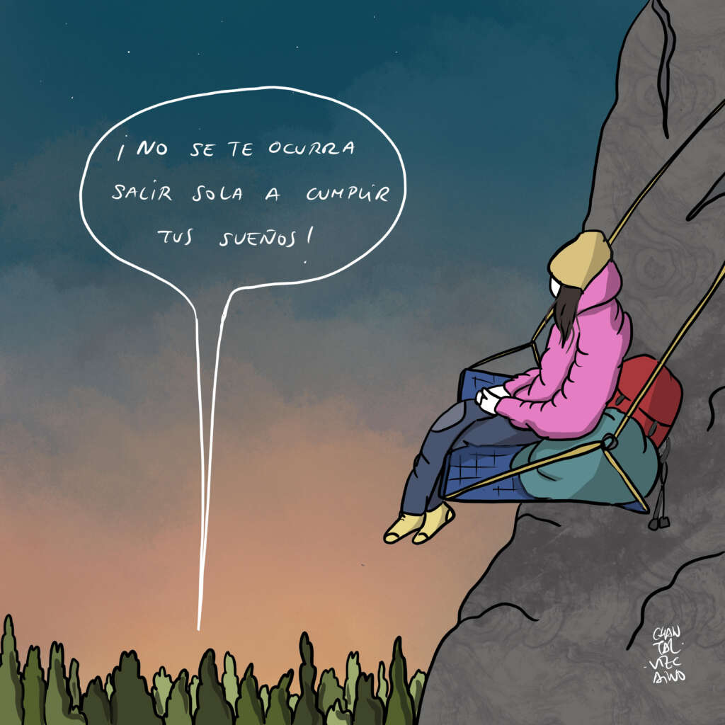 Descripción Viñeta:

En la parte derecha de la viñeta vemos una pared de roca, de ella pende la típica camilla que usan las personas escaladoras cuando abriendo una vía deben permanecer en ella y dormir. 

En esta ocasión, la figura de una escaladora, que representa a Silvia Vidal, se haya sentada en la camilla, con sus petates, con ropa de abrigo y un gorrito amarillo. 

Silvia mira a la lejanía de donde emerge un bocadillo con la frase ¡No se te ocurra salir sola a cumplir tus sueños! Esta frase parece salir de la nada, tras los árboles de un bosque
