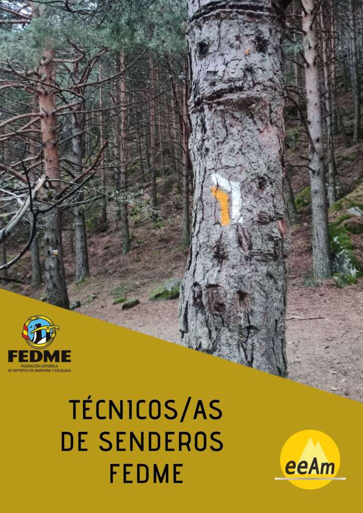 Cartel del curso en el que aparece una foto de de un bosque de pinos y sobre uno de los troncos está pintado el símbolo de giro a la izquierda en color blanco y amarillo perteneciente a un sendero de pequeño recorrido. Bajo la foto, se encuentra un trapecio rectángulo de color amarillo mostaza sobre el que está, de izquierda a derecha, el logo de la Federación Española de Deportes de Montaña y Escalada (la siglas bajo un círculo amarillo formado por una cuerda con la bandera española en su lado izquierdo, y en su interior, tras un fondo azul, el torreón de los Galayos con un pájaro volando y un piolet), el título del curso (Técnicos/as de Senderos FEDME) y el logo de la Escuela Española de Alta Montaña (las siglas sobre un círculo amarillo con el perfil de unas montañas en su interior).
