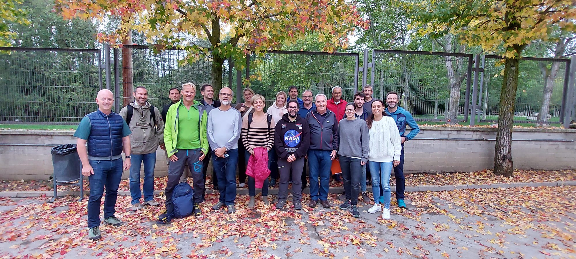 Foto de portada: En la foto aparecen algunas de las personas participantes presenciales en el seminario de Senderismo y Tecnología.