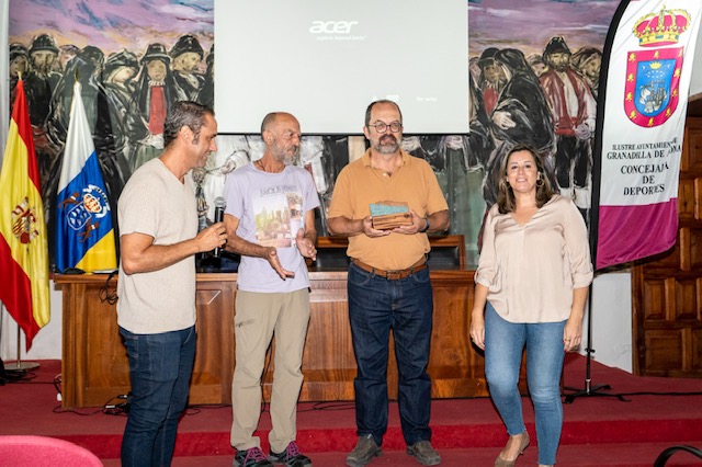 Aparecen en la foto: D. Humberto Domínguez presidente de la Federación Insular de Montañismo de Tenerife con premio Guajara 2022 otorgado a Fedme y junto a él, D. José Antonio Rivero presidente del Grupo Montañero de Granadilla y Dña. Carmen Yanira González, concejala de Desarrollo Local y Educación del Ayuntamiento de Granadilla de Abona.