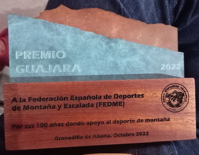 Foto del premio Gurajara 2022 a FEDME por sus 10 años dando apoyo al deporte de montaña