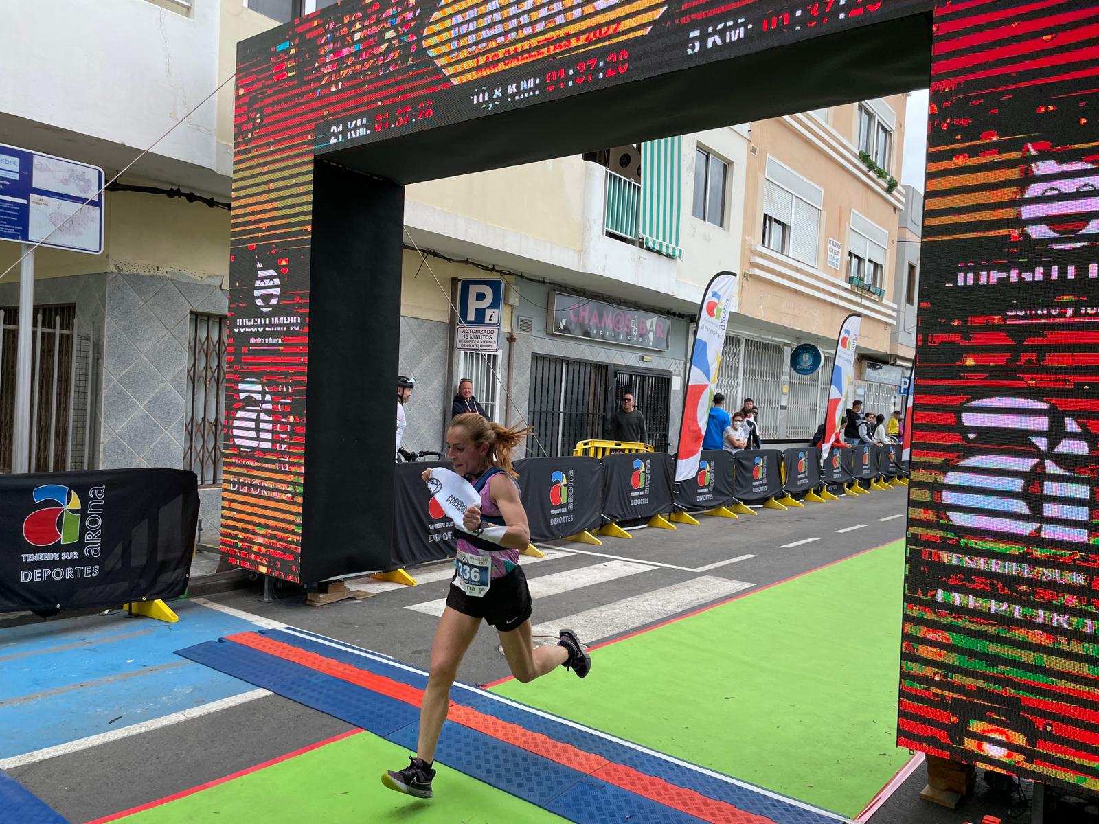 África Vidina entra en meta en una carrera este mismo año 2022.