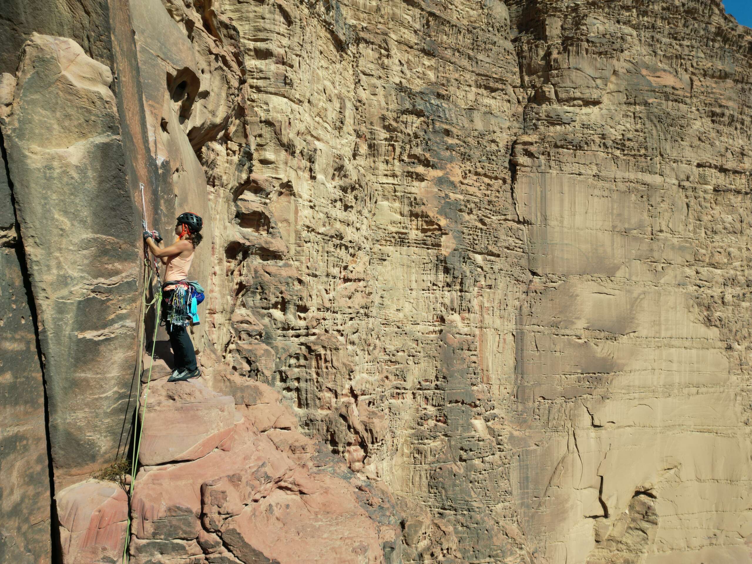Mujer escalando en una gran pared de roca