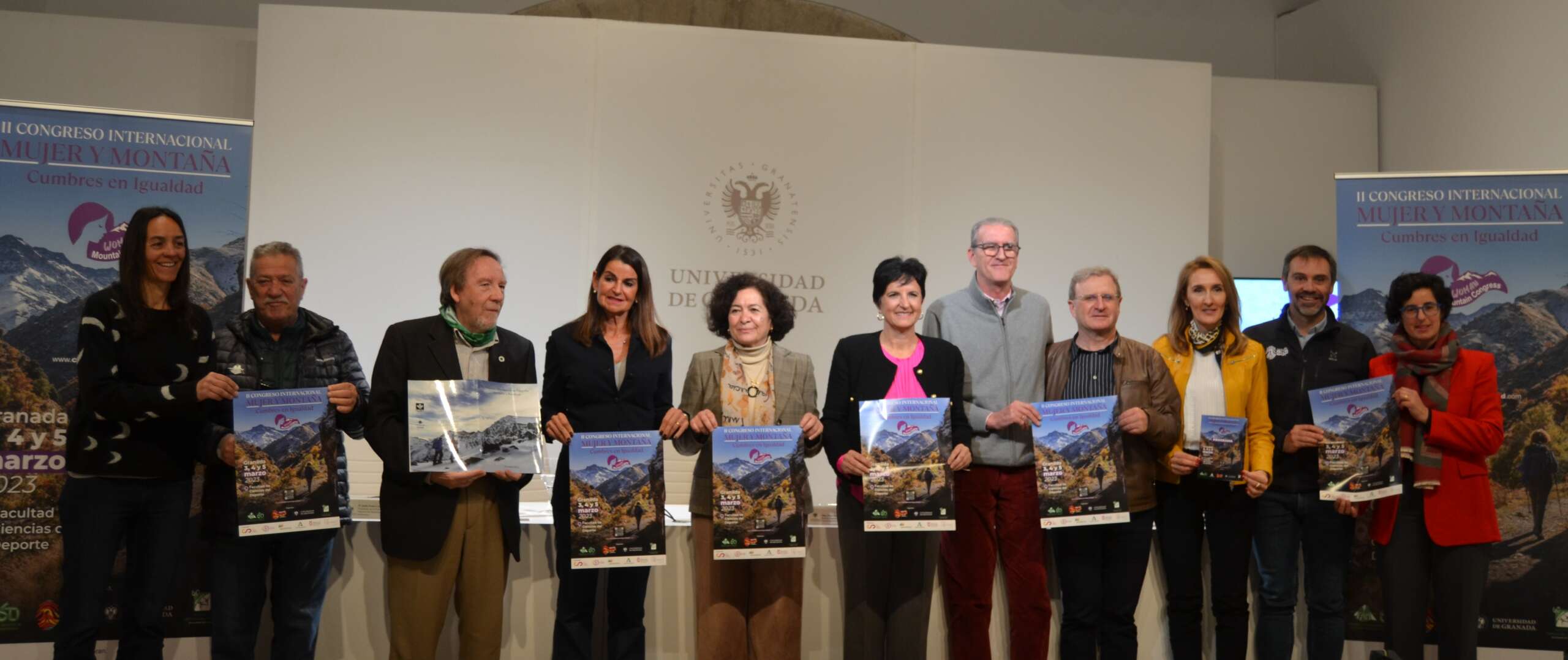 Imagen de la presentación del Congreso. Todos los intervinientes de pie, con el cartel del congreso y sonrientes.