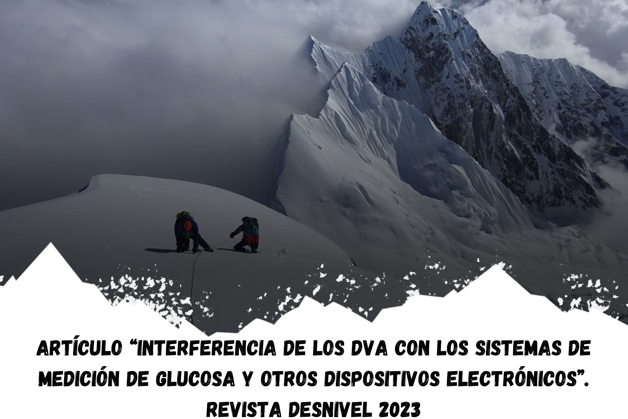: en la parte superior de la imagen aparece una foto donde se puede apreciar a dos personas encordadas progresando por una cresta nevada y al fondo unos picos montañosos cubiertos de nieve. La parte inferior de la foto queda tapada por el dibujo de una silueta de unas montañas de color blanco, sobre las cuales está escrito: “Artículo “Interferencia de los DVA con los sistemas de medición de glucosa y otros dispositivos electrónicos”. Revista Desnivel 2023”