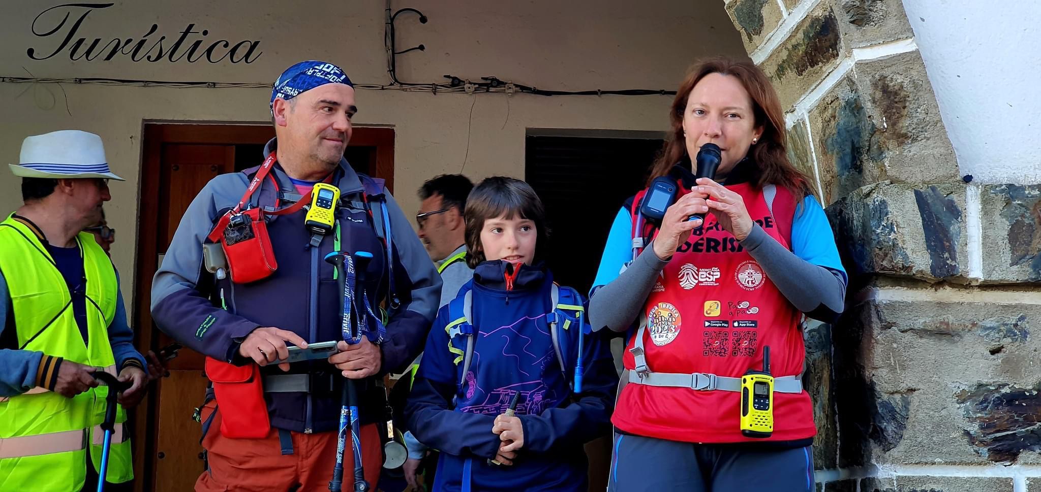 Fotografía en color que representa a un grupo de senderistas participantes de la Liga de Senderismo 2022, llegando al refugio de San Francisco en Granada