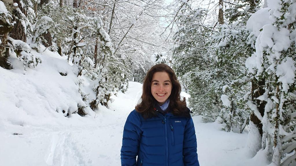 Imagen de primer plano de Caludia Valero de la Flor. En un entorno nevado