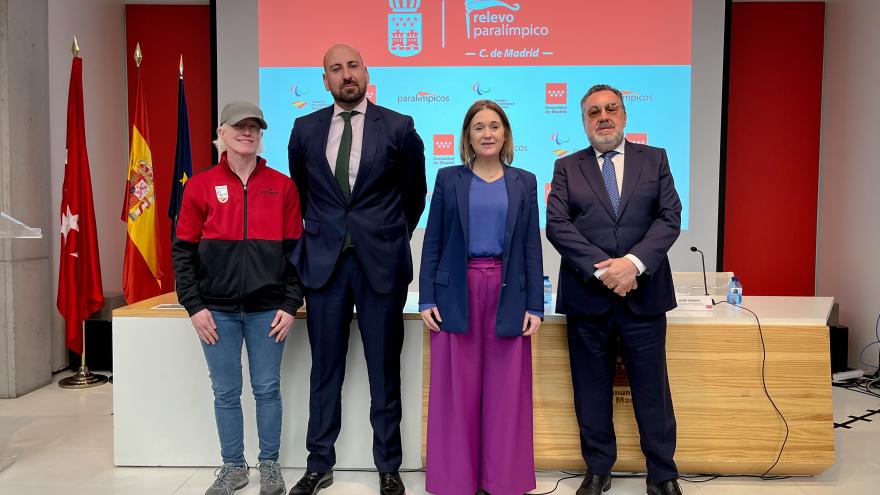 De izquierda a derecha y posando delante del estrado al final del acto: Marta Arce, José Criado, Marta Rivera de la Cruz y Miguel Carballeda.