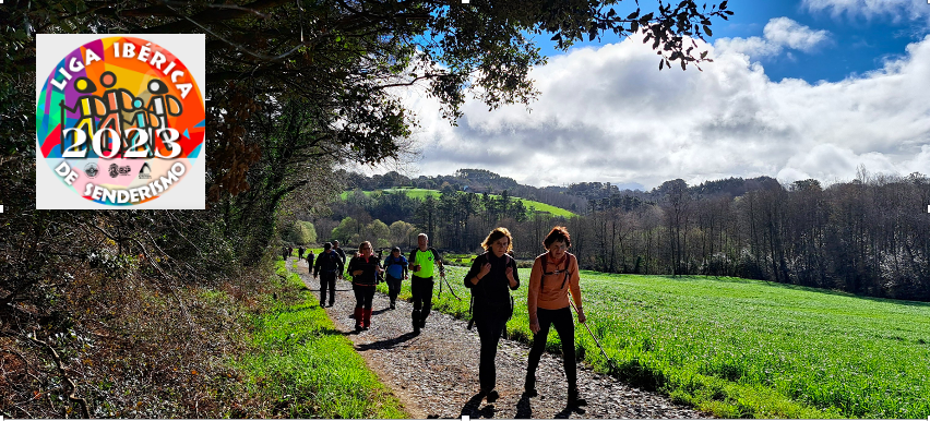 Foto en color que presenta a unos senderistas caminando por un camino en el medio natural, en una actividad perteneciente de la Liga Ibérica de Senderismo