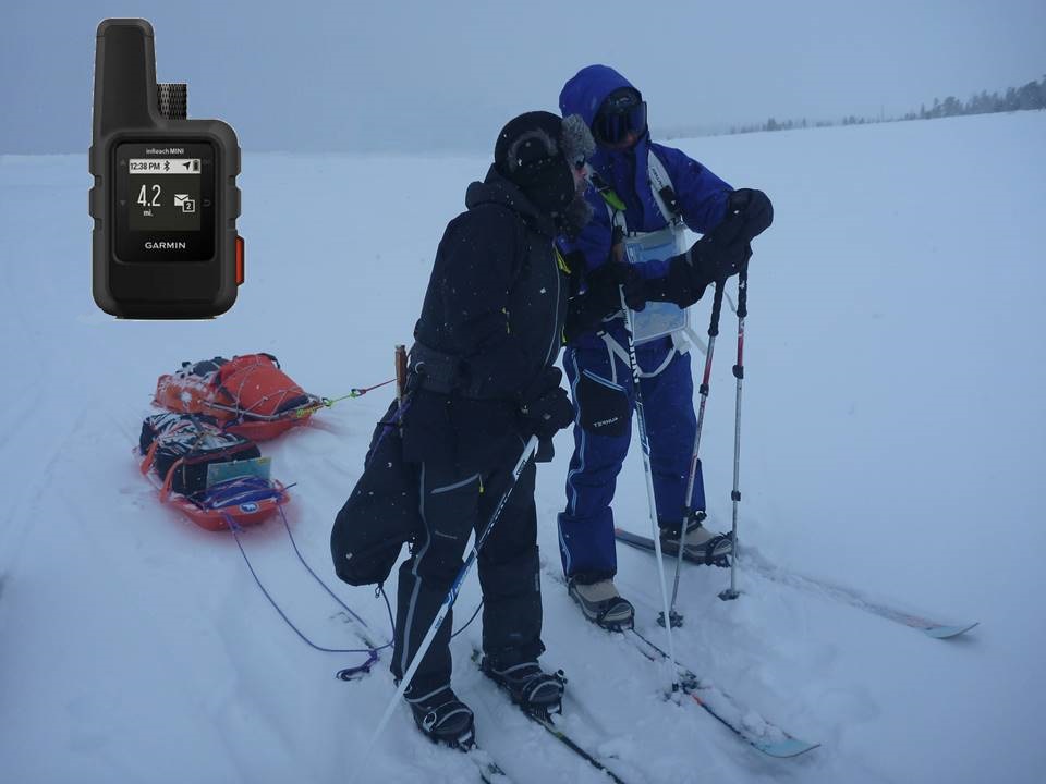 Miembros del Comité de Seguridad FEDME consultando el inReach de Garmin durante una travesía ártica