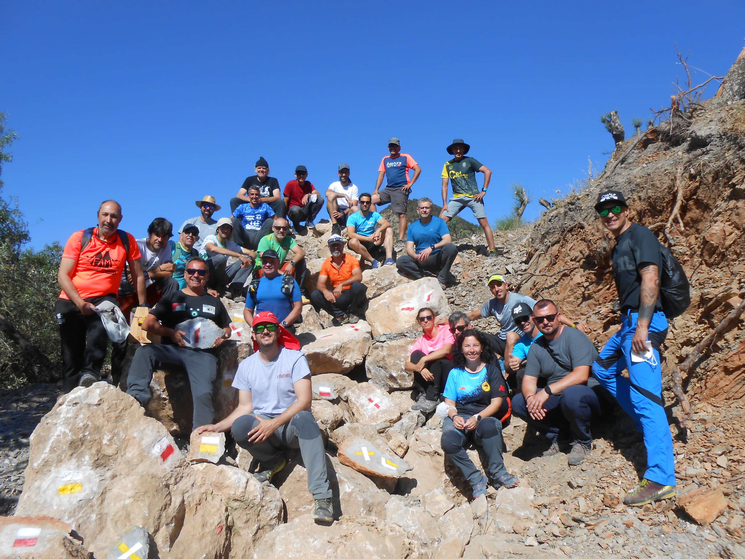 Fotografía en color que presenta al grupo de alumnos del curso después de hacer la práctica de marcaje