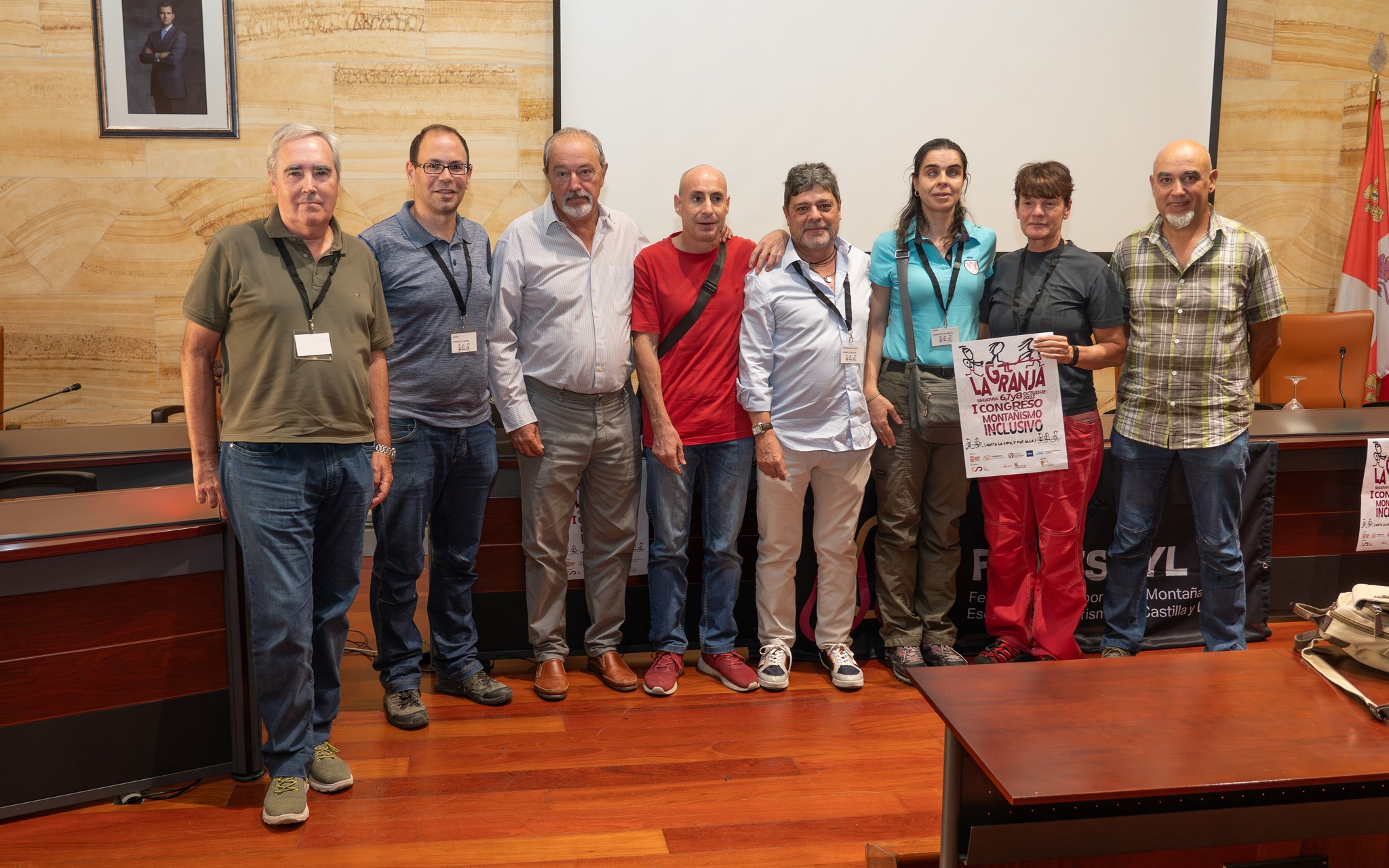 1. Aparecen en escenario de izquierda a derecha: José Mª Nasarre (Vicepresidente 1º de FEDME), Javier González (Presidente Federación de Montaña de Castilla y León), Juan Antonio Carrascosa (Ponente), Agapito Blanco (Comité Técnico MIA-FEDME), Francisco Javier Bueno (Responsable MIA-FEDME), Erika Gabaldón (Comité Técnico MIA-FEDME), Reyes de Miguel (Vicepresidenta de Igualdad FEDME) y Marcelino Fernández (Comunicador)
