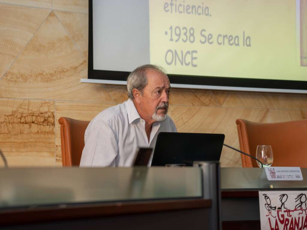 12. En imagen, el doctor Juan Antonio Carrascosa, Director Médico de la Fundación Española de Montañismo y Deporte Adaptado, en su ponencia