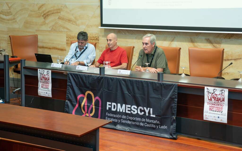 Aparecen sentados Francisco Bueno y Agapito Blanco, para impartir ponencia “El área de Montañismo Inclusivo y Adaptado de la FEDME: filosofía de base, organización, estructura, realizaciones y plan estratégico para corto y medio plazo”. Junto a ellos José Mª Nasarre, Vicepresidente 1º de la FEDME