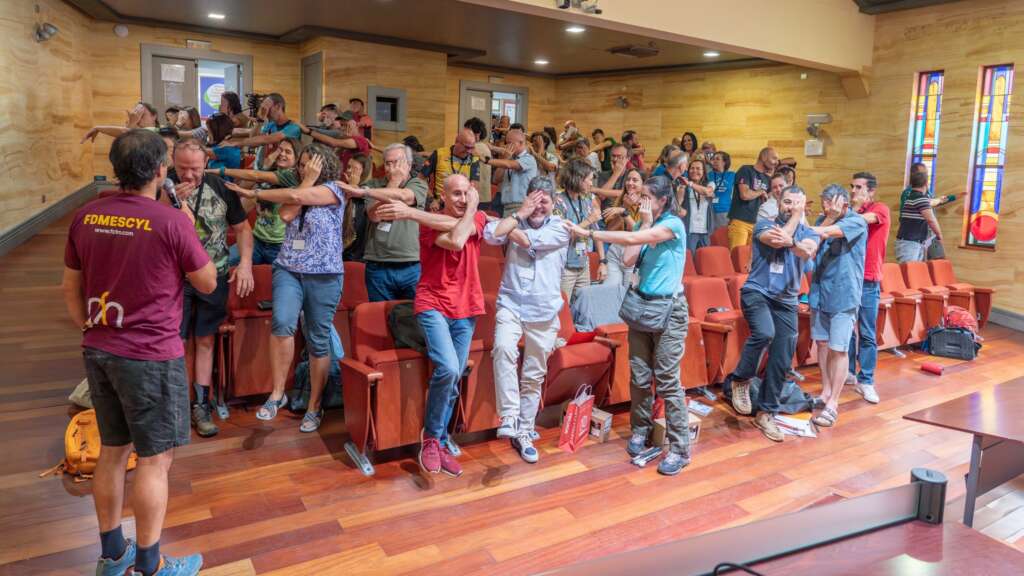 Imagen divertida donde todos los asistentes aparecen de pie siguiendo indicaciones de Darío Pérez a modo de juego